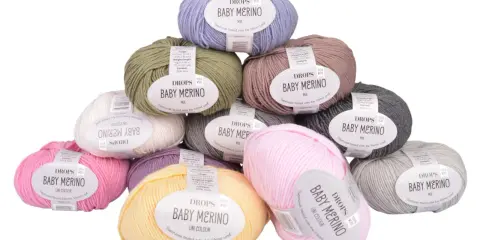 Här är ett urval av DROPS Baby Merino-garn i olika färger, perfekt för att sticka en mjuk babyfilt.