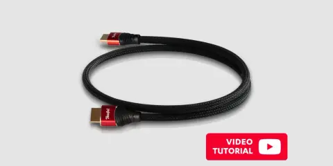 Un câble optique Teufel, noir tressé, sert à transmettre des signaux audio numériques de haute qualité.