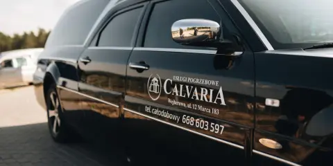 Czarny karawan firmy Calvaria. Gdy potrzebujesz pomocy, jak załatwić pogrzeb, zadzwoń pod całodobowy numer 668 603 597.