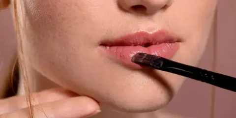 Labios jugosos y brillantes, listos para el color. ¿Cuándo me puedo pintar los labios después de ácido hialurónico?