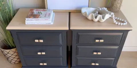 Deux tables de chevet relookées. Le bois foncé a été peint en gris anthracite, avec des poignées en rotin. Un projet réussi pour relooker un meuble en bois foncé.