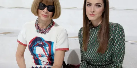 Anna Wintour y Bee Shaffer, sentadas juntas en un evento de moda.