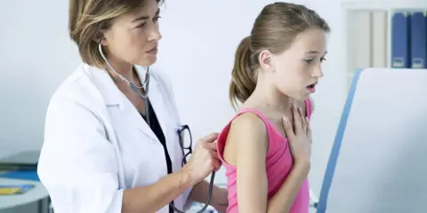 Ärztin untersucht Mädchen mit Stethoskop. Bei Verdacht auf Asthma ist ein Lungenfacharzt der richtige Ansprechpartner.