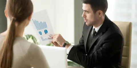 Lead manager omawia wykresy z pracownicą.