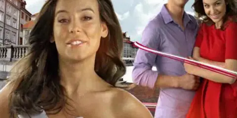 Trzy osoby na tle miasta. Kobieta w białej sukni, mężczyzna w fioletowej koszuli i kobieta w czerwonej sukience. Może to fragment teledysku "M jak miłość tekst piosenki".