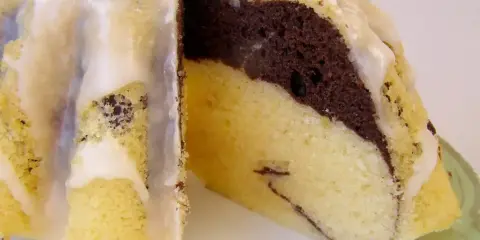 Pyszna babka gotowana z przepisu na ciasto dwukolorowe, polana lukrem.