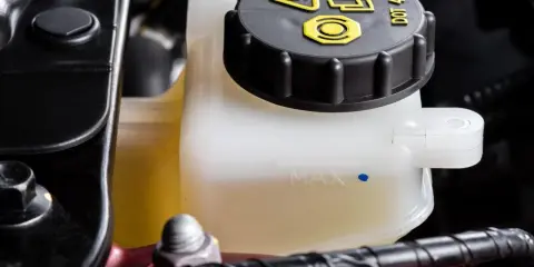 Serbatoio liquido freni auto, pronto per il cambio olio freni. Livello MAX visibile.