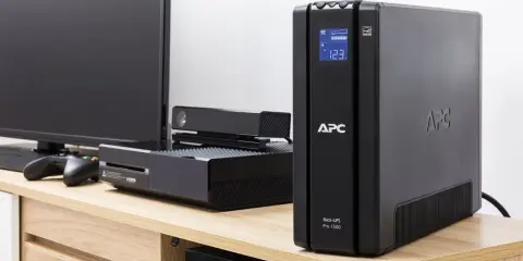 Un onduleur APC Back-UPS Pro 1500 protège votre console de jeu et votre téléviseur. Apprenez comment choisir un onduleur pour vos appareils électroniques.
