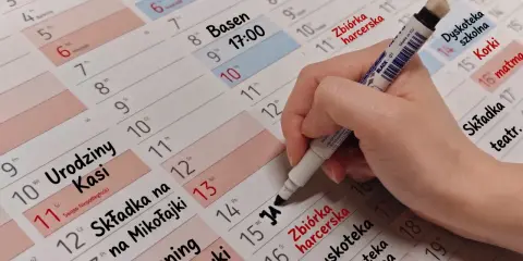Planowanie **roku szkolnego**: wpisuję basen, urodziny Kasi, składki, treningi, zbiórki harcerskie, dyskotekę szkolną i korki z matmy.