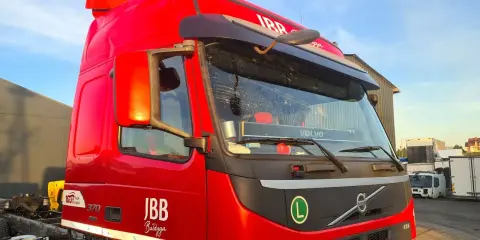 Cabina roja de un Volvo Globetrotter, lista para recorrer el mundo.