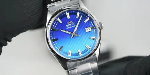 Orologio Orient automatico con quadrante blu sfumato, un modello che suscita ottime opinioni per il suo design.