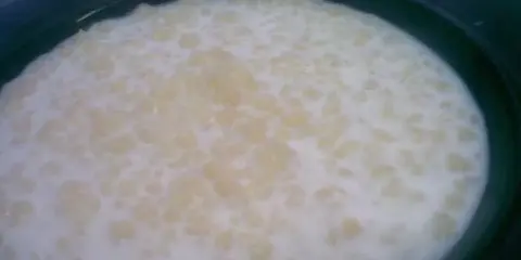 Ciepłe zacierki na mleku, gotowe do podania. Pyszne, domowe danie.
