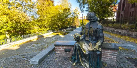 Pomnik Kopernika w Olsztynie, idealne miejsce, by zobaczyć jesienne barwy i poczuć ducha nauki.