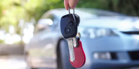 Kluczyki samochodowe wiszą na palcu. Czy to objawy uszkodzonego immobilizera? Auto nie odpala.