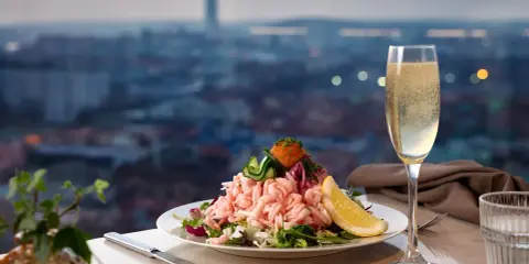 En räkmacka med bubbel och en fantastisk utsikt. En upplevelse som får en att känna sig i himlen. Läs våra heaven 23 recensioner.