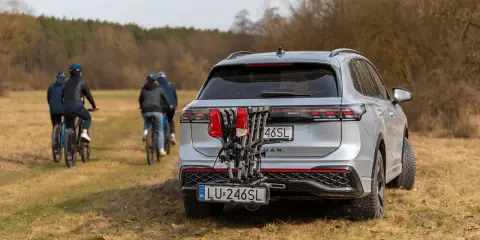 Srebrny SUV z bagażnikiem rowerowym na haku, gotowy na wycieczkę. Wniosek o wydanie tablicy rejestracyjnej na bagażnik rowerowy jest już złożony.