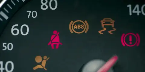 Kontrolka ABS świeci się? Dowiedz się, jak sprawdzić czujnik ABS i inne kontrolki na desce rozdzielczej.