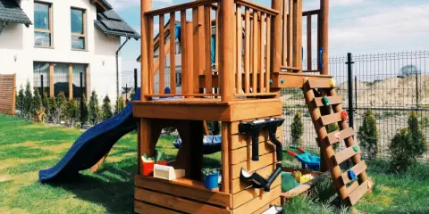 Jak samemu zbudować plac zabaw? Przewodnik DIY: koszty i bezpieczeństwo