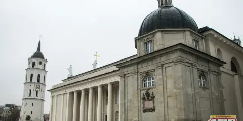 Wilno w jeden dzień: Katedra i dzwonnica na placu.