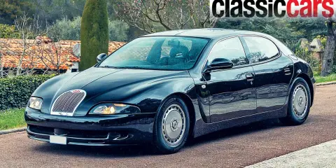 Schwarzer Bugatti EB 112, ein seltenes Coupé, dessen Bugatti EB 112 Preis Kenner fasziniert. Ein Klassiker mit Stil.