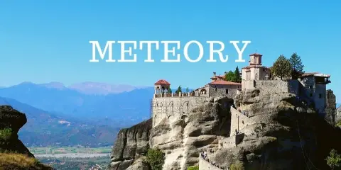 Niesamowite klasztory Meteory w Grecji, wznoszące się na skalnych kolumnach. Widok zapiera dech w piersiach.