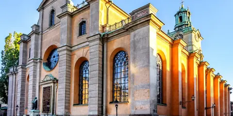 St. Nicholas' Church, Stockholm Cathedral, med sin imponerande fasad och torn, badar i solljus.