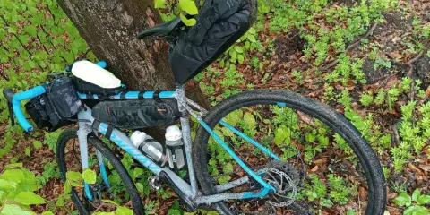 Gotowy na przygodę? Ten rower z sakwami to Twój pierwszy krok, jak zacząć jeździć na rowerze w terenie.