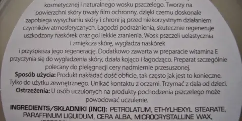 Wazelina kosmetyczna z woskiem pszczelim. Składnik: petrolatum. Tworzy film ochronny, nawilża i regeneruje skórę.