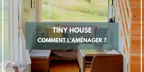 Aménagement d'un **tiny house interieur** : un espace cosy avec lit, bureau et vue sur la nature.