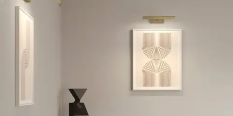 Nowoczesna lampa galeryjka podkreśla abstrakcyjne obrazy i rzeźbę w minimalistycznym wnętrzu.