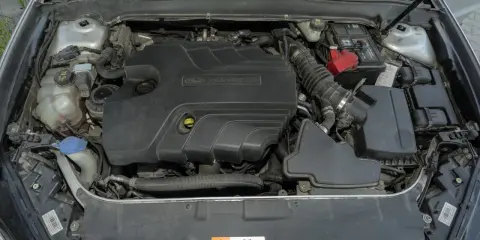 Silnik Duratorq 2.0 TDCI w Fordzie Mondeo MK5. Widoczny akumulator, filtry i elementy układu dolotowego.