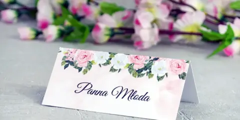 Eleganckie winietki na stół weselny z motywem różowych i białych róż. Idealne do oznaczenia miejsca Panny Młodej.