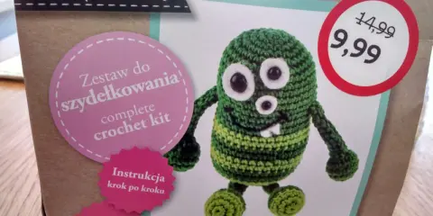 Zestaw do szydełkowania "Needlelicious" zawiera wszystko, co jest potrzebne do stworzenia własnego zielonego potworka.