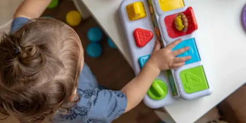Małe rączki odkrywają świat kolorowych kształtów i cyfr na interaktywnej zabawce. Idealne zabawki dla rocznego dziecka blog.