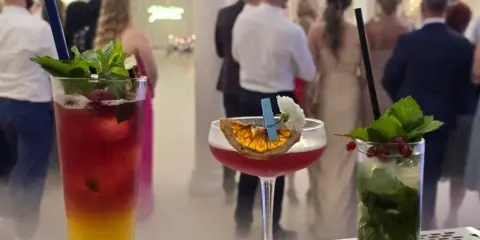 Idealne drinki na wesele: Trendy, przepisy, barman czy DIY?