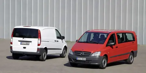 Dwa busy Mercedes-Benz Vito, jeden biały, drugi czerwony, stoją obok siebie. Czy to właśnie ten bus osobowy jest najmniej awaryjny?