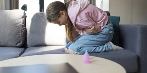 Wymioty u dziecka? Szybka pomoc: nawadnianie, dieta, alarm!