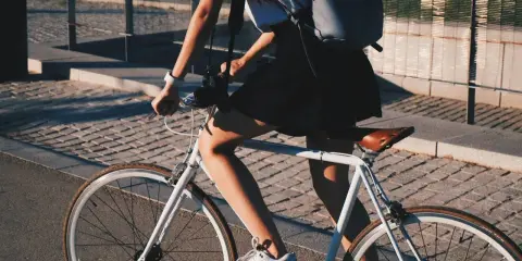 Dziewczyna na rowerze, kupno roweru bez umowy było świetnym pomysłem. Słońce, wolność i nowy jednoślad.