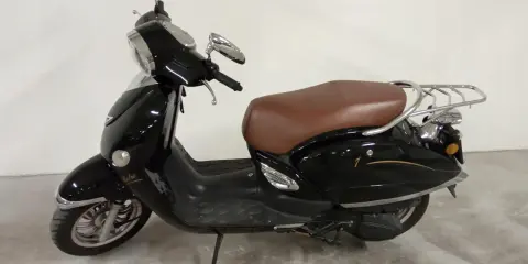 Czarny skuter Romet Retro 7 50 z brązowym siedzeniem i chromowanymi elementami, gotowy na retro podróż.