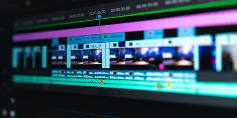 Edycja wideo: jak zmontować film z krótkich filmików na osi czasu. Widok na ekran komputera z programem do edycji.