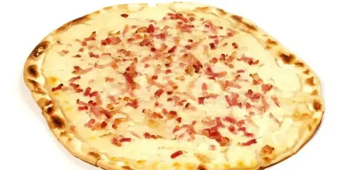 Tarte flambée, spécialité alsacienne, avec sa pâte fine, sa crème et ses lardons. Son origine remonte aux traditions paysannes.