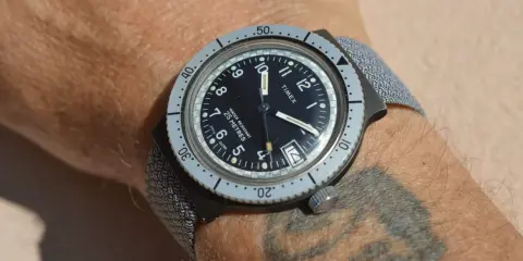 Orologio Timex da uomo, un classico tra i marche orologi americani, con cinturino grigio e quadrante nero.