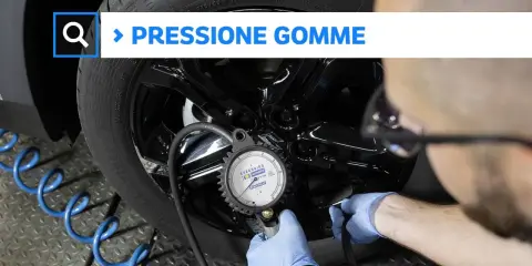 Controllo quanto deve essere la pressione delle gomme con un manometro. La sicurezza prima di tutto!