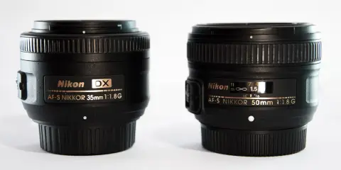 Dos lentes Nikon, un 35mm vs 50mm, listos para capturar el mundo.