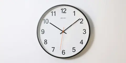 Zegar ścienny pokazuje 10:08. PM i am.
