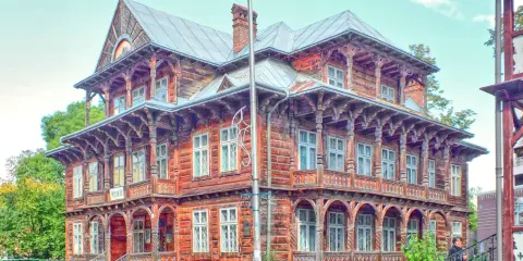 Drewniany budynek z Truskawca, gdzie można dowiedzieć się, jak załatwić sanatorium.