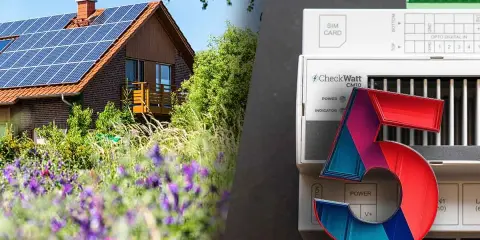 Hus med solpaneler och en CheckWatt-enhet, redo för smart energihantering.