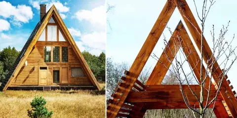 Une maison en A, en bois, se dresse dans un champ d'herbes hautes. Une autre structure triangulaire en bois, avec un arbre nu, est visible à droite.