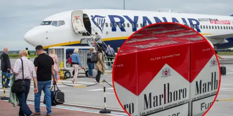Pasażerowie wsiadają do samolotu Ryanair. W tle zbliżenie na paczki papierosów Marlboro, sugerujące pytanie: czy można mieć papierosy w bagażu podręcznym?