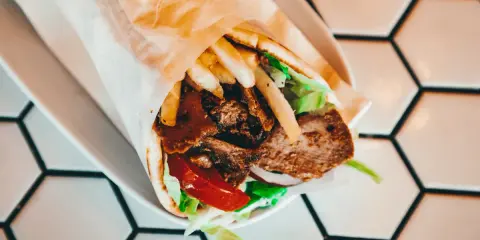Kebab: Wszystko, co musisz wiedzieć o królu polskiego street foodu